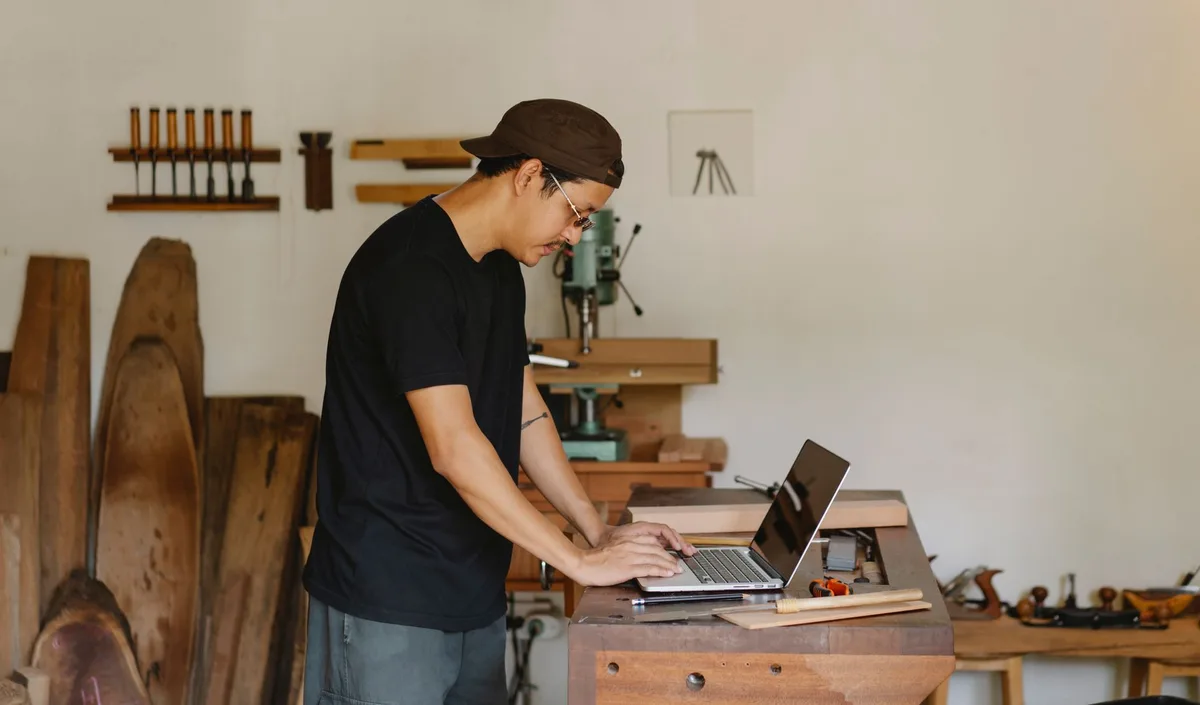 Penjual online mengakses portal perpajakan DJP di laptop untuk mendaftar NPWP