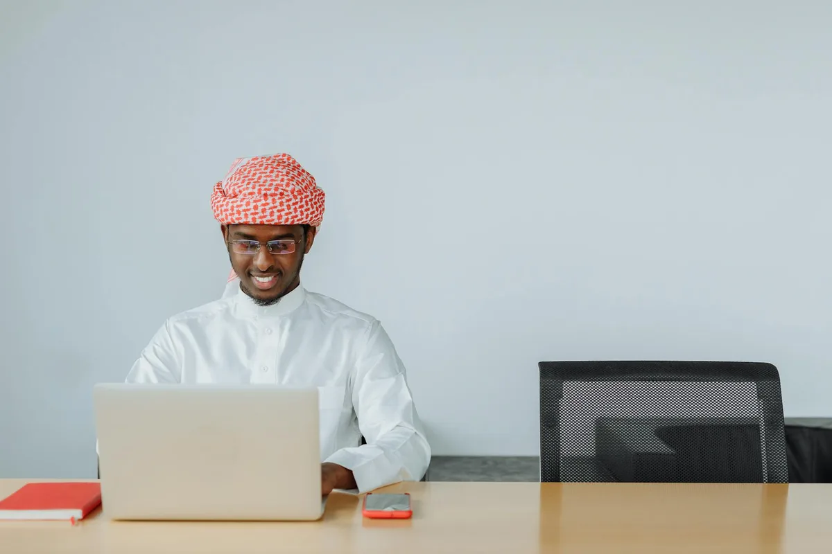 بائع سعودي يسجّل متجره الإلكتروني في منصة معروف عبر جهاز لاب توب