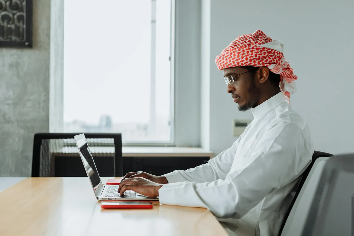 بائع إلكتروني سعودي يراجع إقرار الزكاة وضريبة الدخل على جهاز الحاسوب